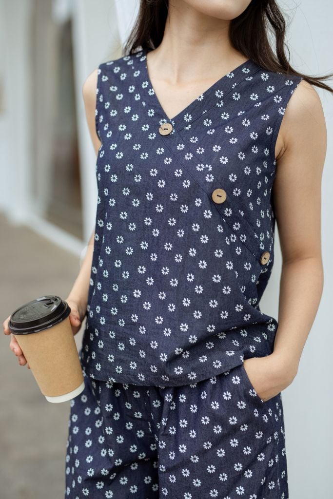 Đồ bộ đùi thiết kế nút chéo hoa cúc