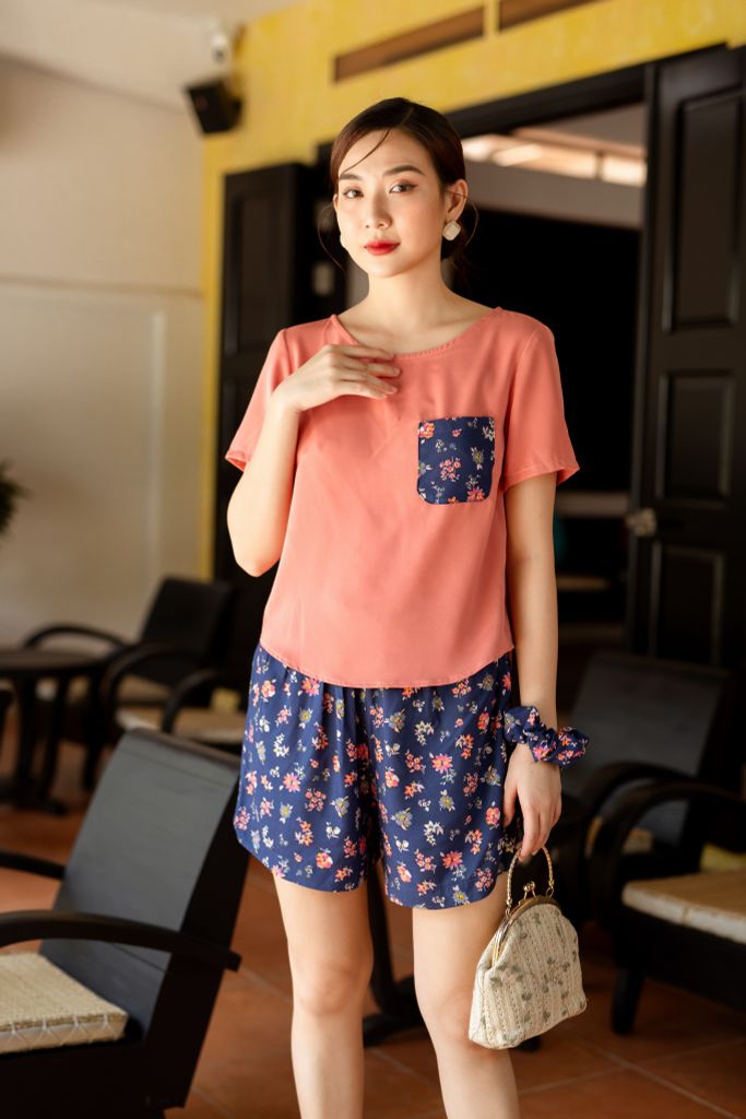 Đồ bộ đùi áo lụa hồng phối túi hoa mùa xuân