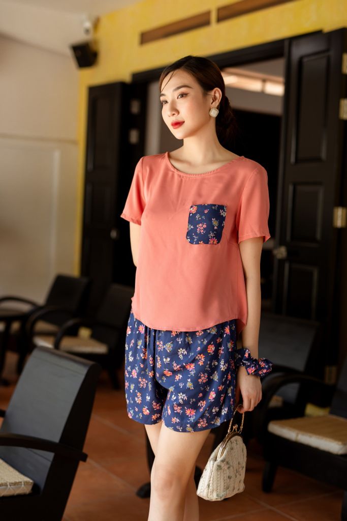 Đồ bộ đùi áo lụa hồng phối túi hoa mùa xuân