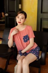 Đồ bộ đùi áo lụa hồng phối túi hoa mùa xuân