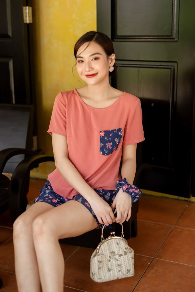 Đồ bộ đùi áo lụa hồng phối túi hoa mùa xuân