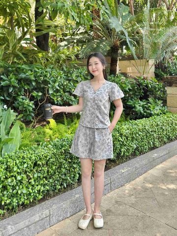 Đồ bộ đùi có tay cổ V hoạ tiết hoa hồng nền xám