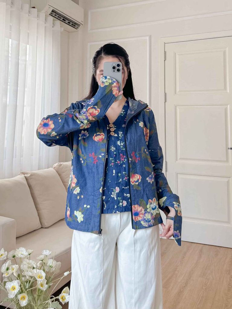 Áo khoác denim hoạ tiết chùm hoa cát tường