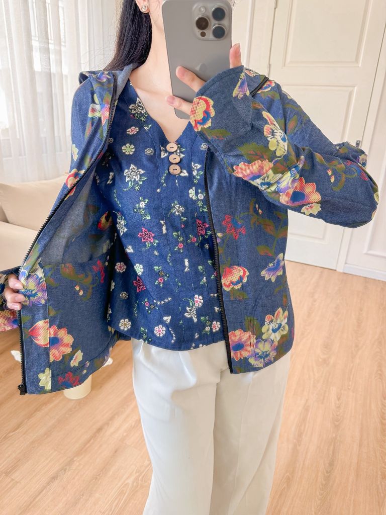 Áo khoác denim hoạ tiết chùm hoa cát tường