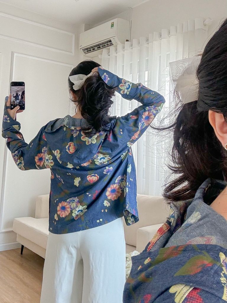 Áo khoác denim hoạ tiết chùm hoa cát tường