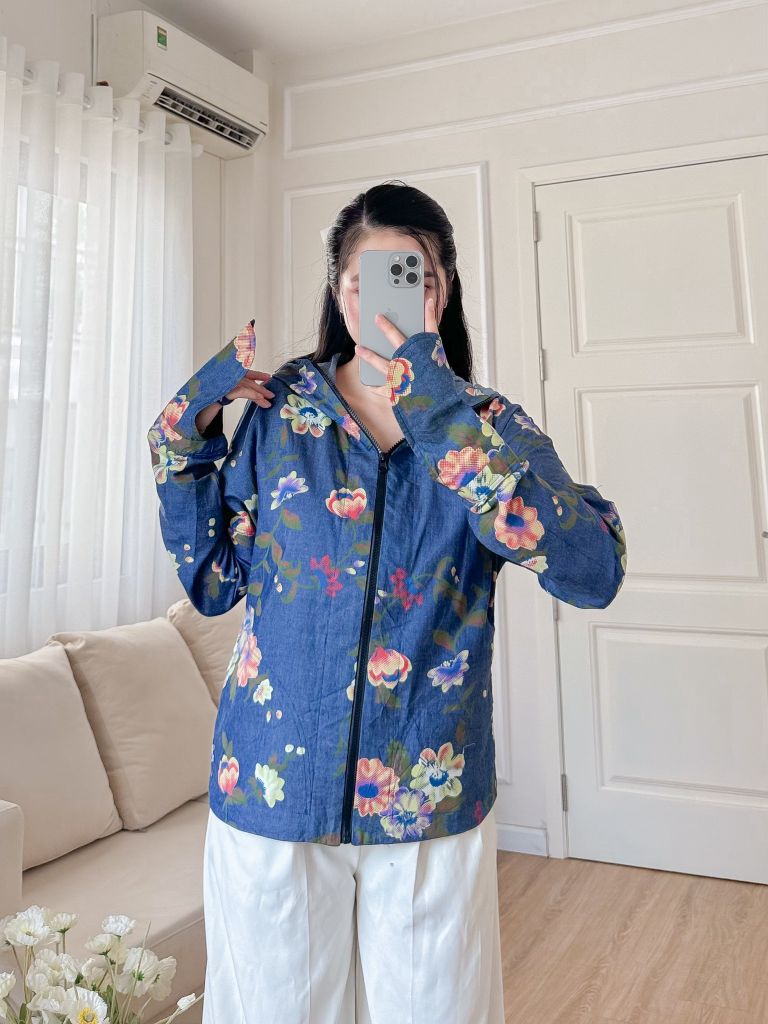 Áo khoác denim hoạ tiết chùm hoa cát tường