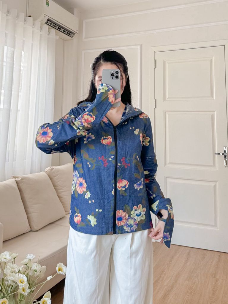 Áo khoác denim hoạ tiết chùm hoa cát tường