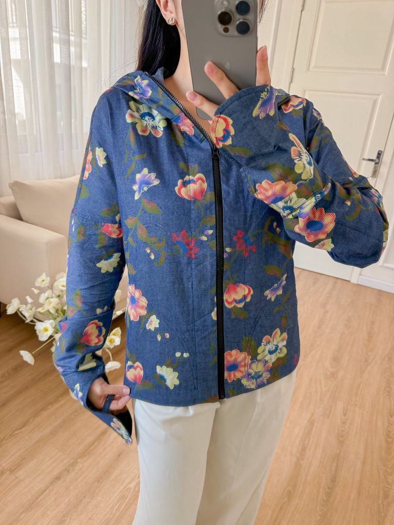 Áo khoác denim hoạ tiết chùm hoa cát tường