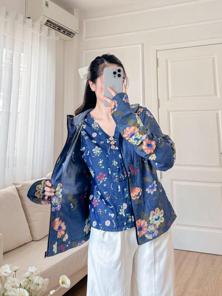 Áo khoác denim hoạ tiết chùm hoa cát tường