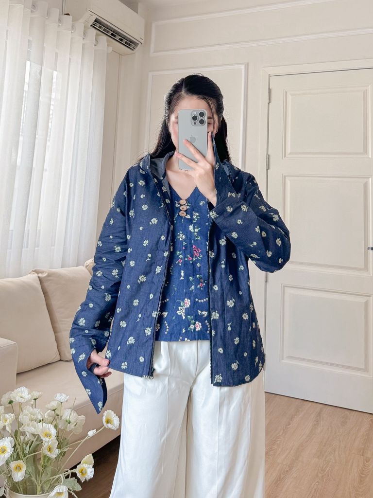 Áo khoác denim hoạ tiết chùm hoa cúc nhí