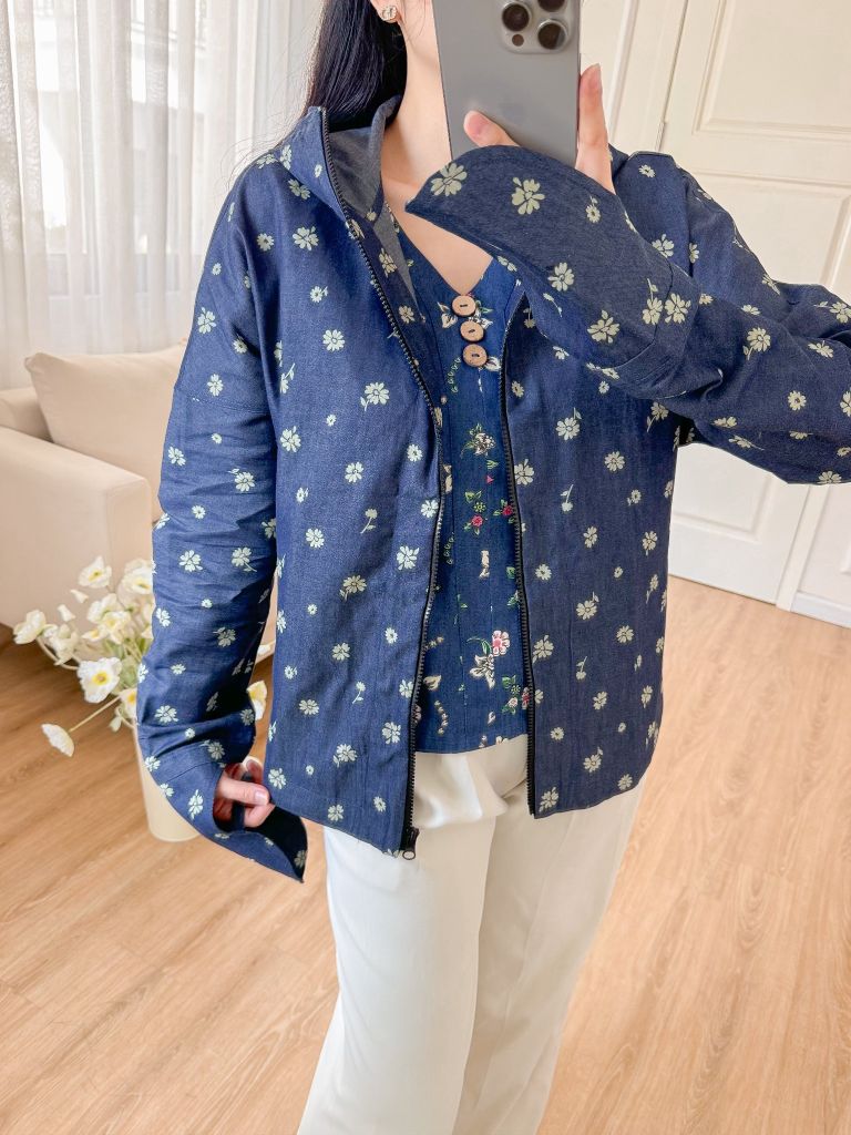 Áo khoác denim hoạ tiết chùm hoa cúc nhí