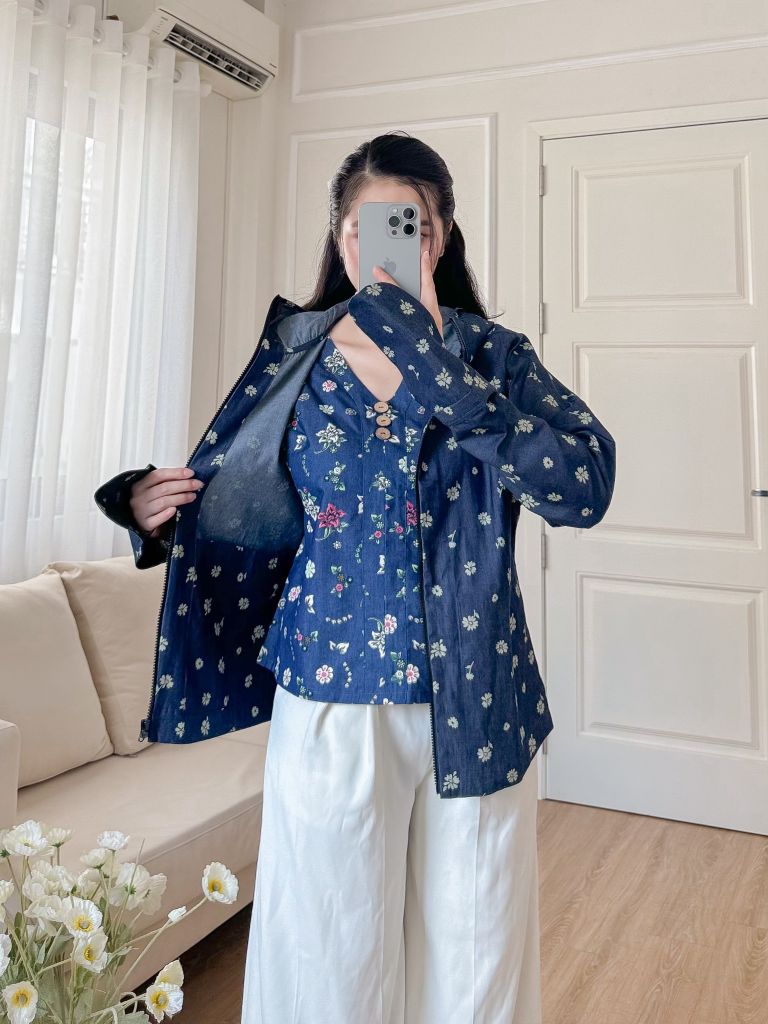 Áo khoác denim hoạ tiết chùm hoa cúc nhí
