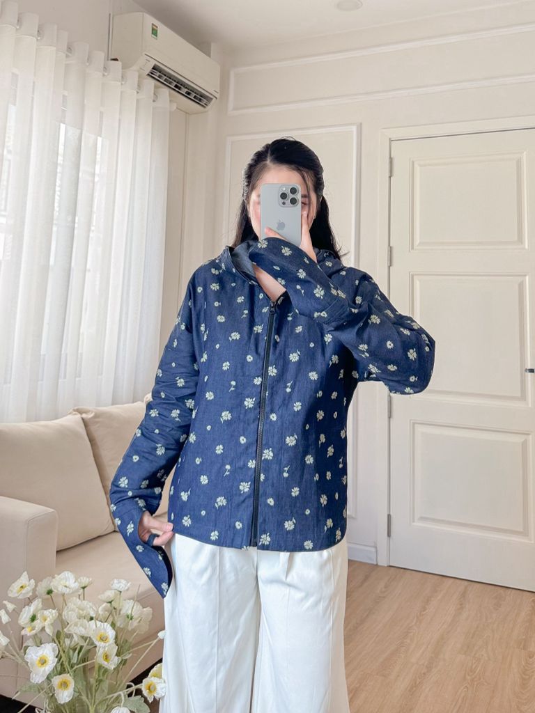 Áo khoác denim hoạ tiết chùm hoa cúc nhí