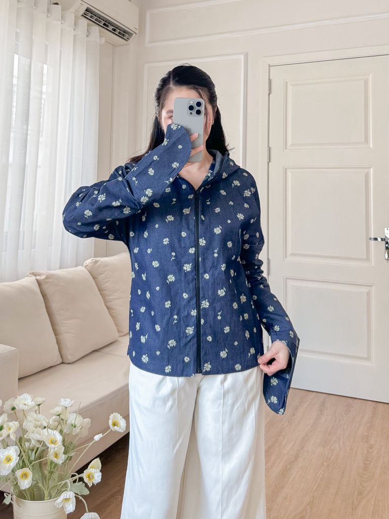 Áo khoác denim hoạ tiết chùm hoa cúc nhí