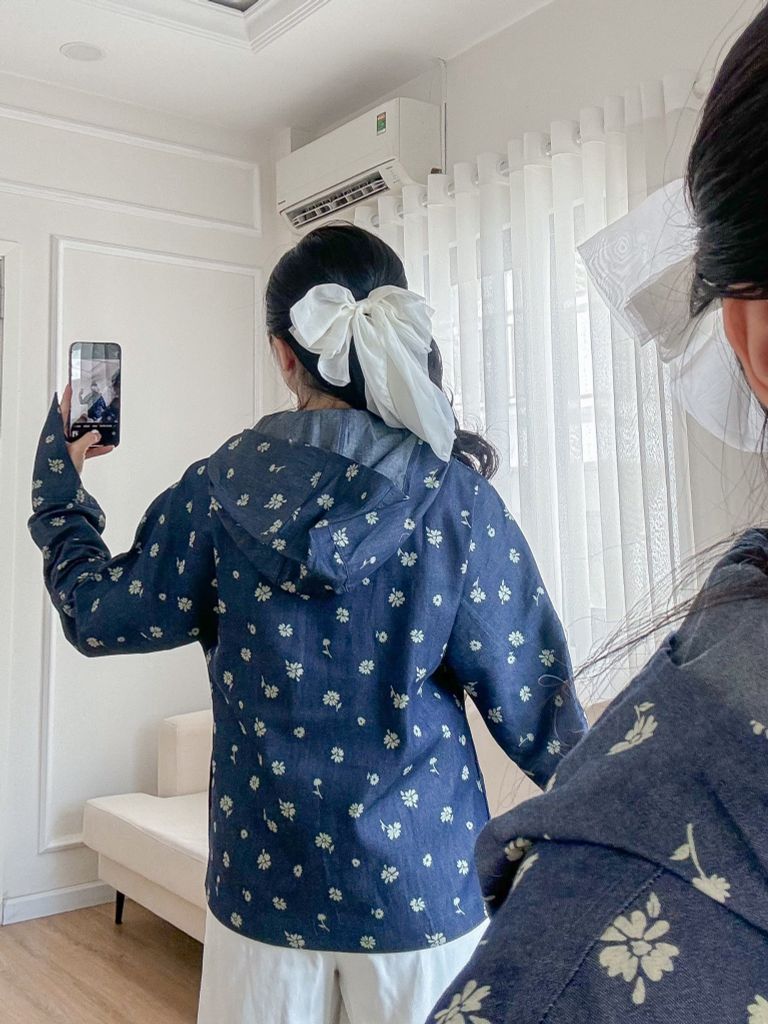 Áo khoác denim hoạ tiết chùm hoa cúc nhí