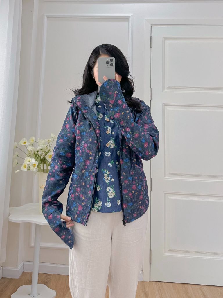 Áo khoác denim hoạ tiết hoa sam