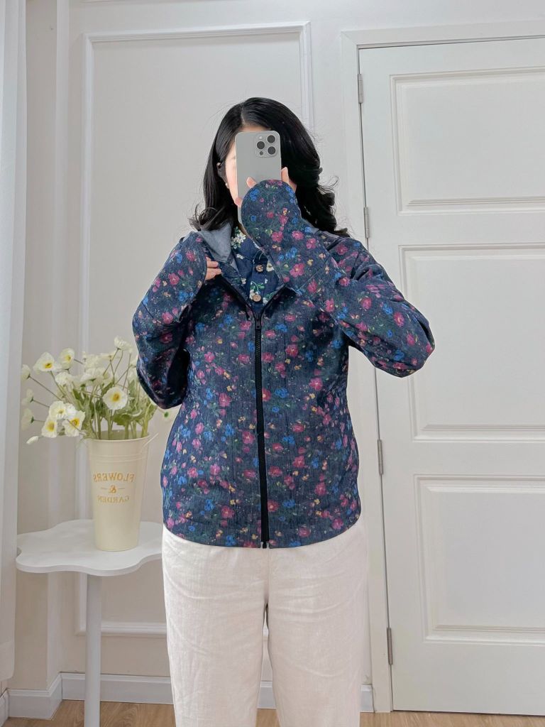 Áo khoác denim hoạ tiết hoa sam