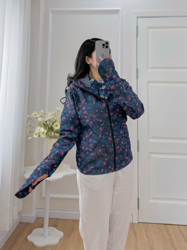 Áo khoác denim hoạ tiết hoa sam