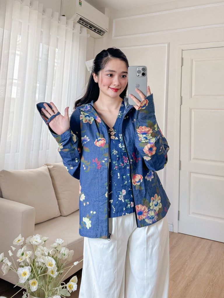Áo khoác denim hoạ tiết chùm hoa cát tường