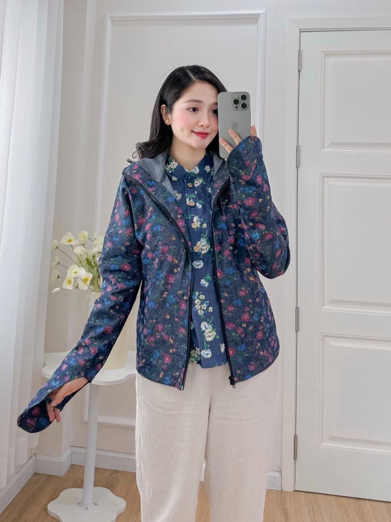 Áo khoác denim hoạ tiết hoa sam