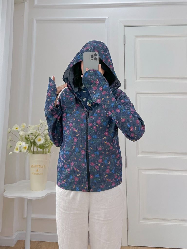 Áo khoác denim hoạ tiết hoa sam
