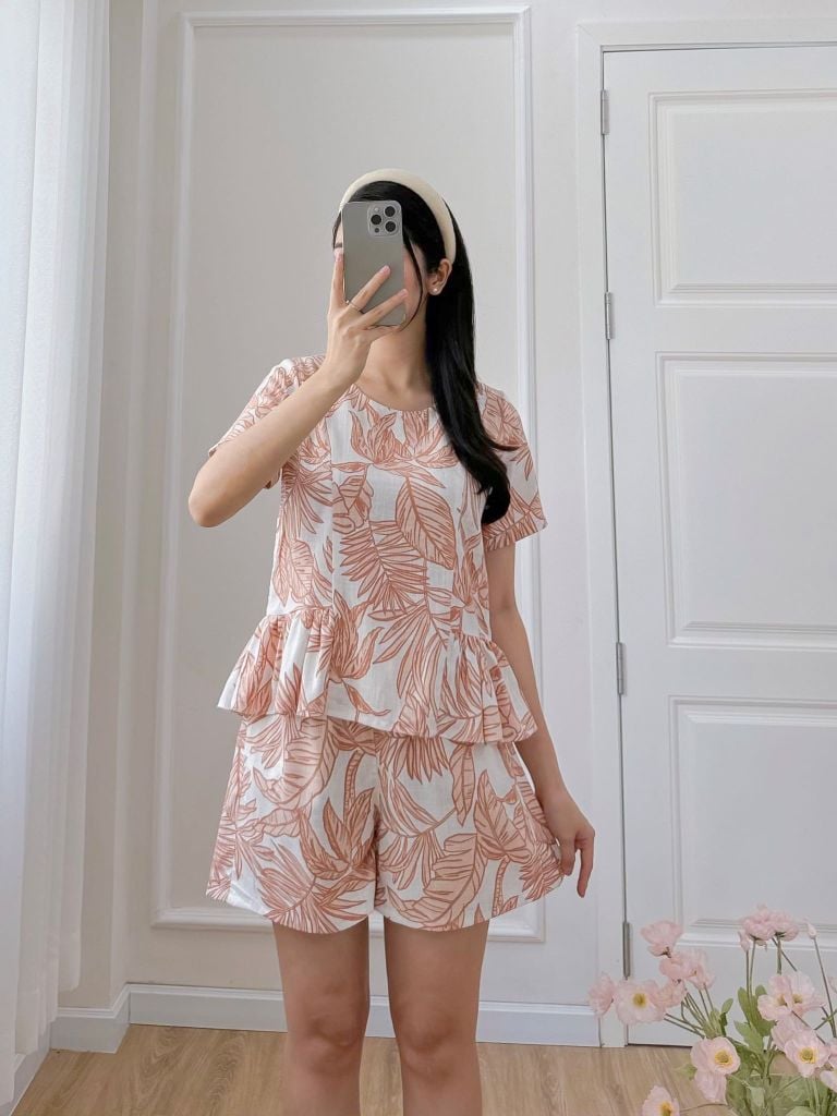 Đồ bộ đùi nhún bèo linen có tay hoạ tiết lá nâu