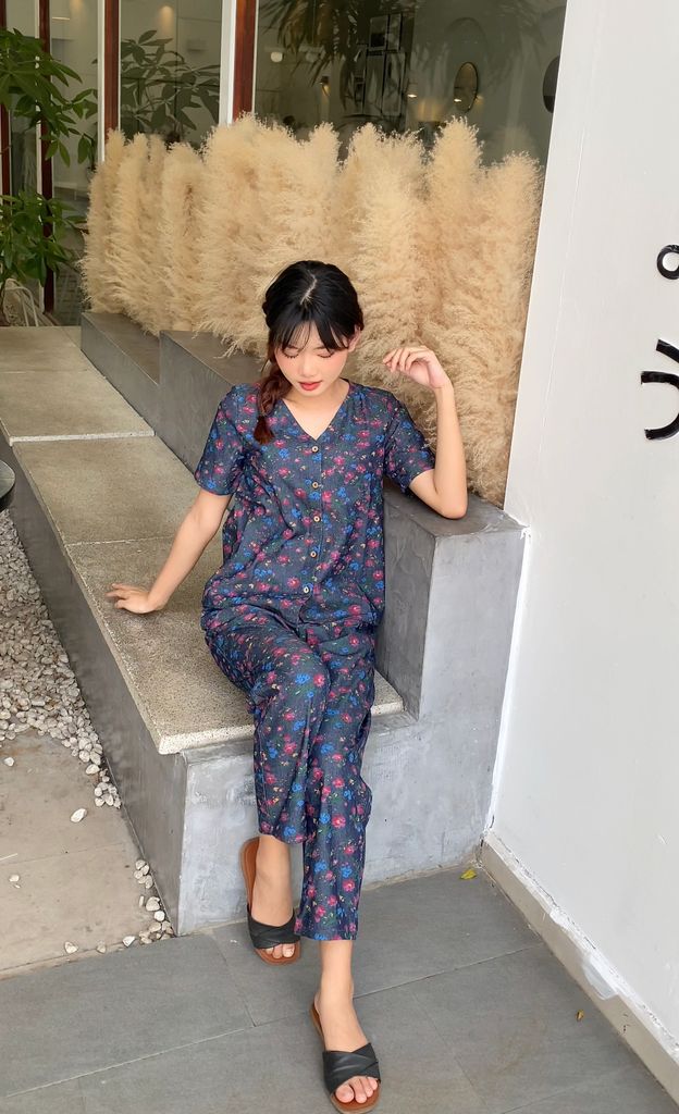 Đồ bộ dài có tay thiết kế cổ V nút dọc hoa sam