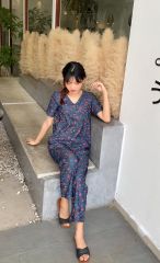 Đồ bộ dài có tay thiết kế cổ V nút dọc hoa sam