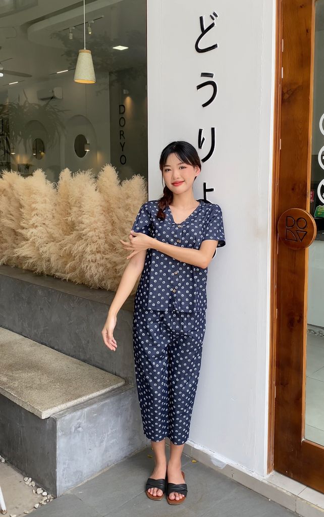 Đồ bộ dài có tay thiết kế cổ V nút dọc hoa cúc