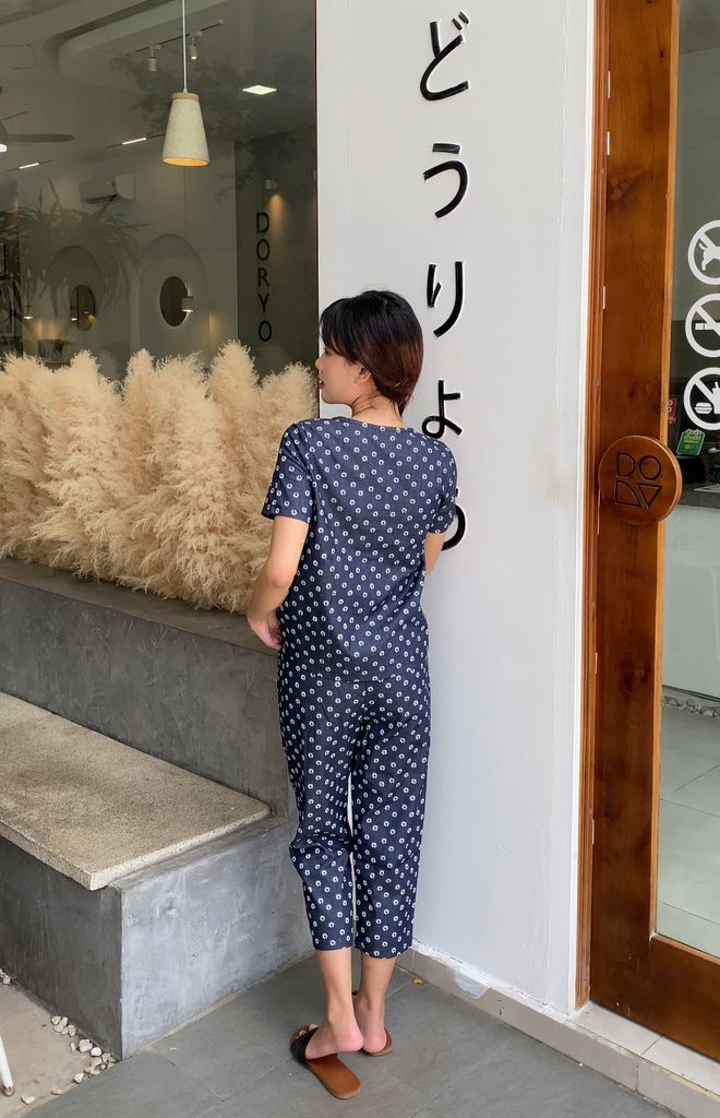 Đồ bộ dài có tay thiết kế cổ V nút dọc hoa cúc