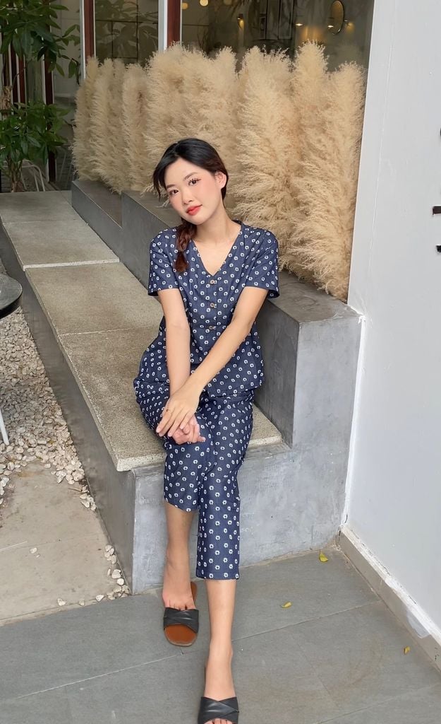 Đồ bộ dài có tay thiết kế cổ V nút dọc hoa cúc