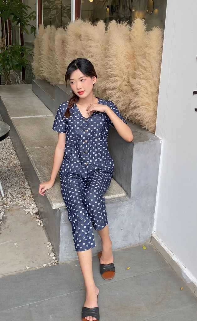 Đồ bộ dài có tay thiết kế cổ V nút dọc hoa cúc