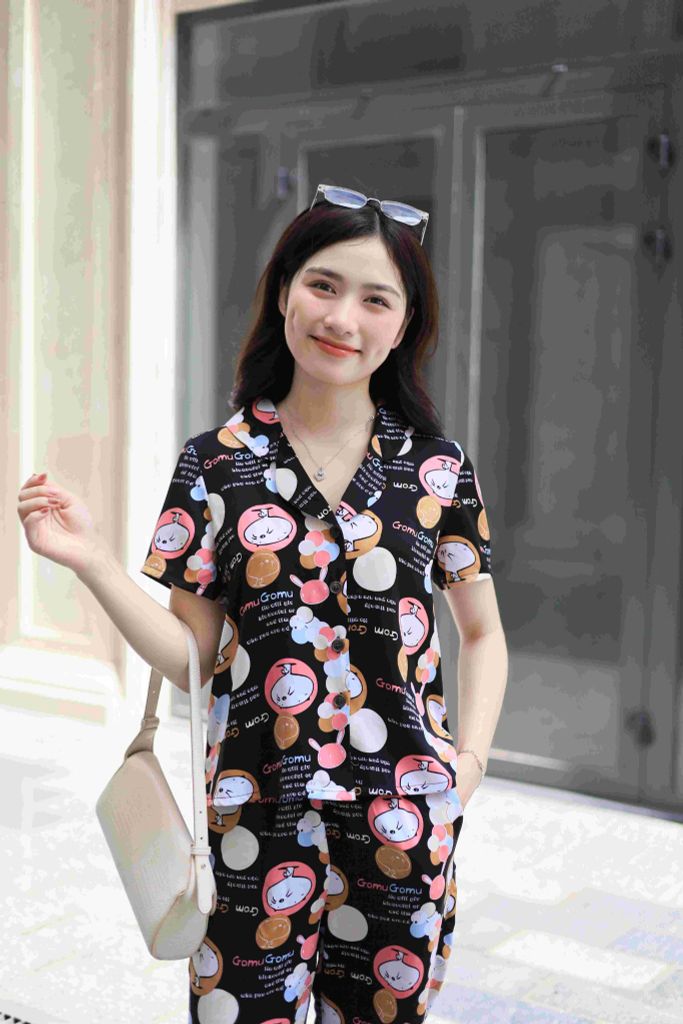 Đồ bộ dài có tay nền đen hoạ tiết hải cẩu