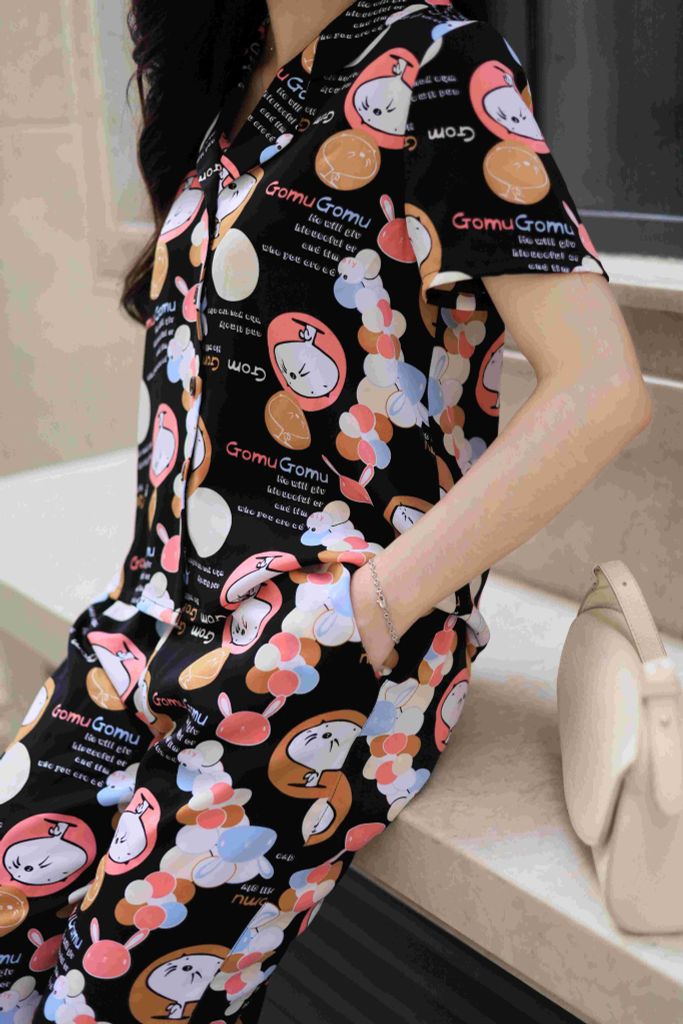 Đồ bộ dài có tay nền đen hoạ tiết hải cẩu