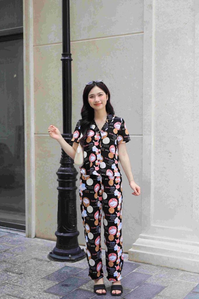 Đồ bộ dài có tay nền đen hoạ tiết hải cẩu