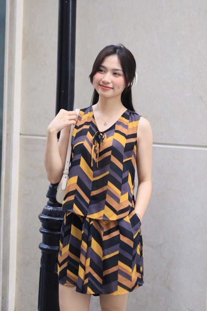 Đồ bộ đùi không tay nơ cổ đen vàng hoạ tiết Zigzag