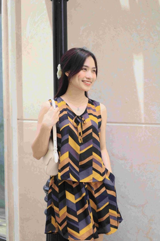 Đồ bộ đùi không tay nơ cổ đen vàng hoạ tiết Zigzag