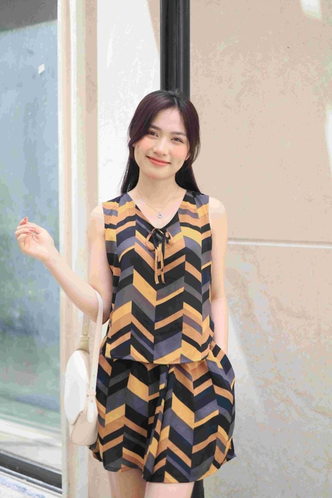Đồ bộ đùi không tay nơ cổ đen vàng hoạ tiết Zigzag