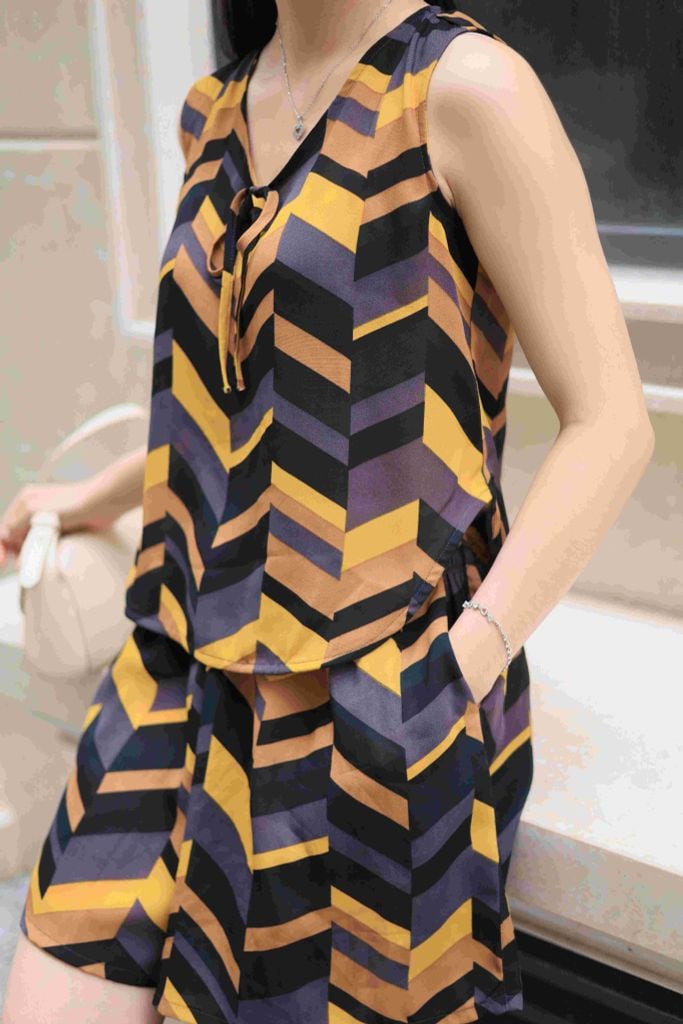 Đồ bộ đùi không tay nơ cổ đen vàng hoạ tiết Zigzag