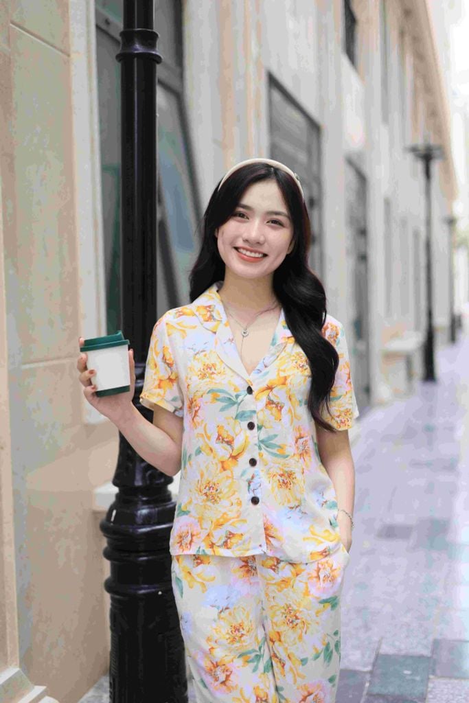 Đồ bộ dài có tay nền vàng hoa mẫu đơn