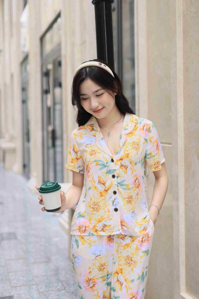Đồ bộ dài có tay nền vàng hoa mẫu đơn
