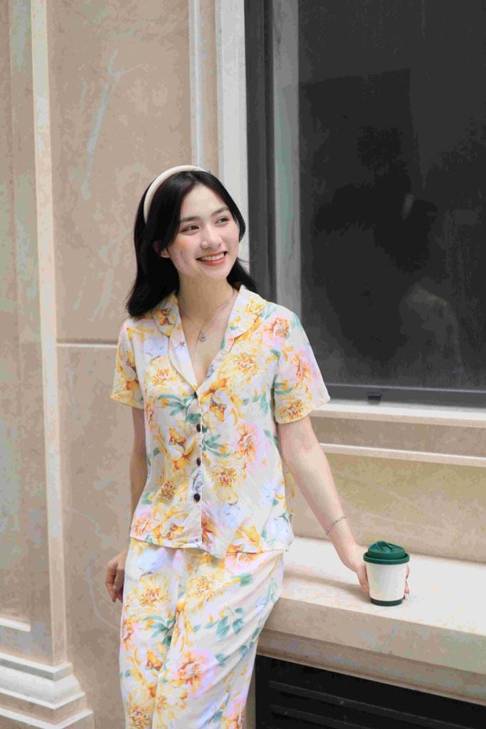 Đồ bộ dài có tay nền vàng hoa mẫu đơn