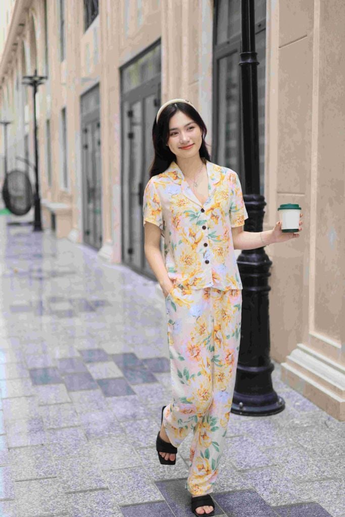 Đồ bộ dài có tay nền vàng hoa mẫu đơn