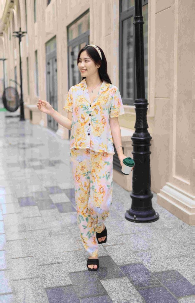 Đồ bộ dài có tay nền vàng hoa mẫu đơn