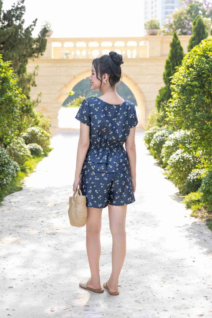 Bộ đùi thiết kế áo rút dây họa tiết Hoa cúc tana