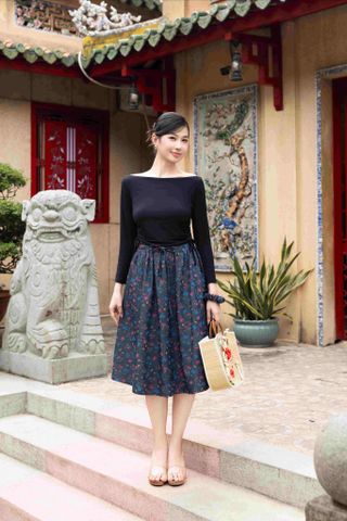 Chân váy denim hoạ tiết hoa sam