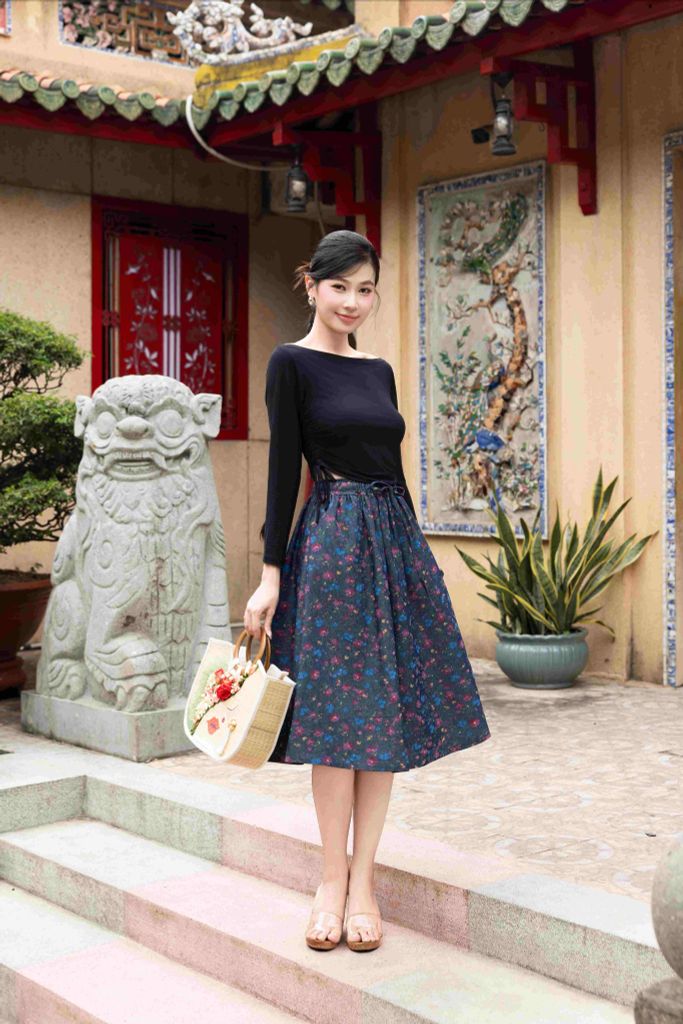 Chân váy denim hoạ tiết hoa sam