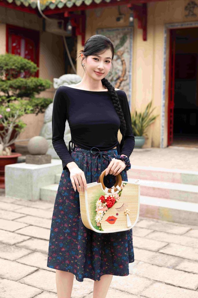 Chân váy denim hoạ tiết hoa sam