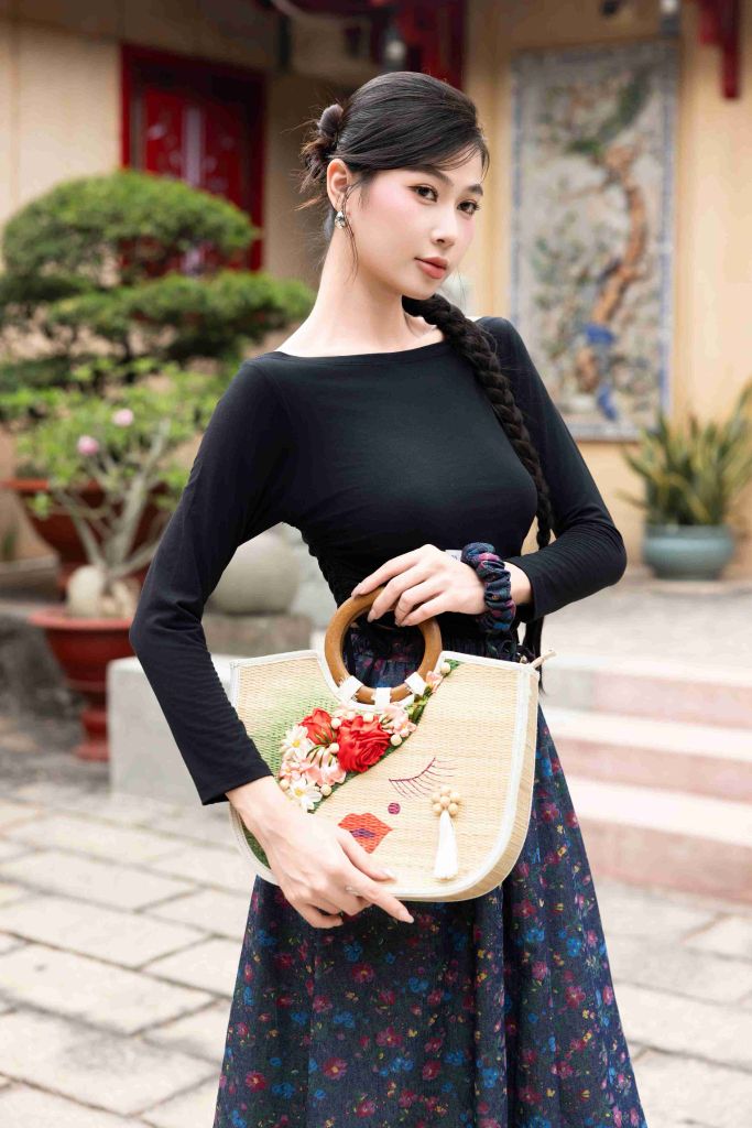 Chân váy denim hoạ tiết hoa sam