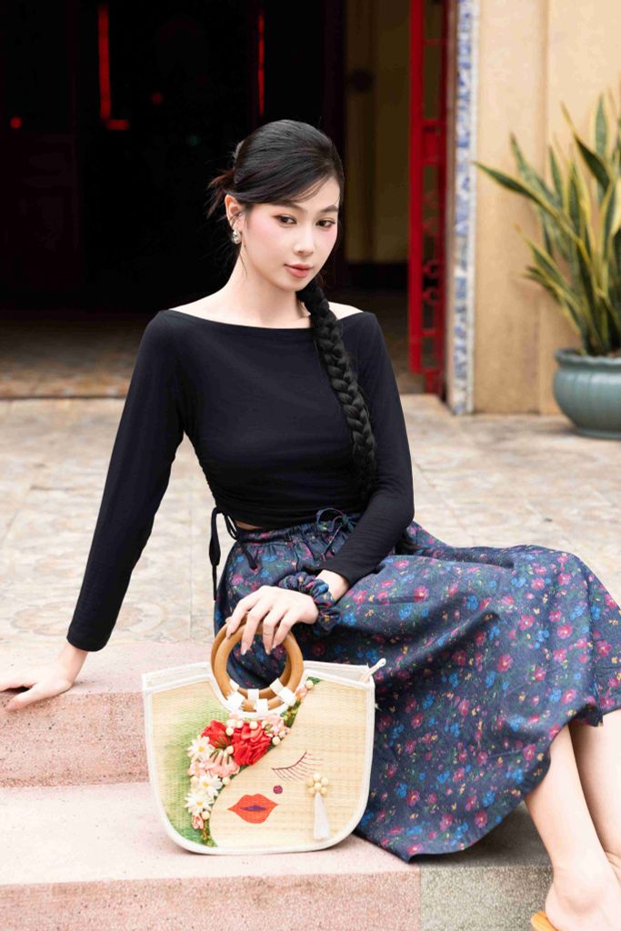 Chân váy denim hoạ tiết hoa sam